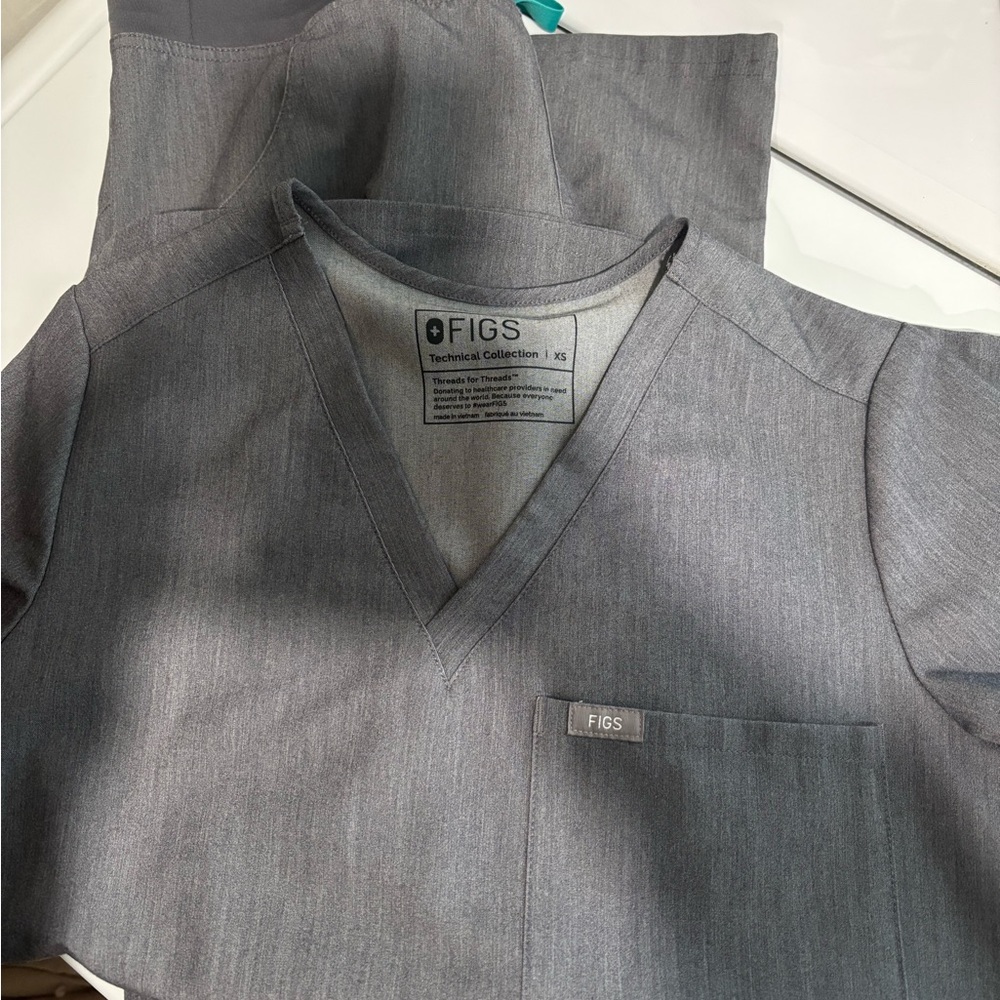 Figs Graphite Gray XS top with S bottoms